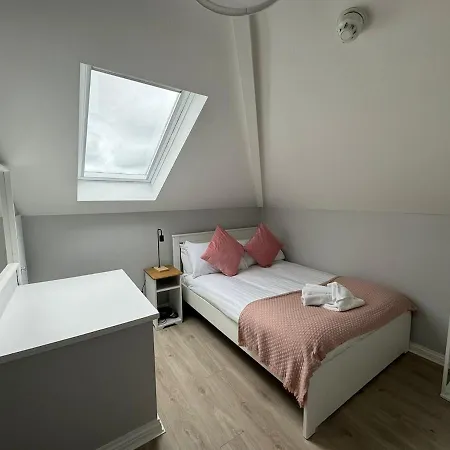 Modern And Accessible 1 - Sleeps 8 *