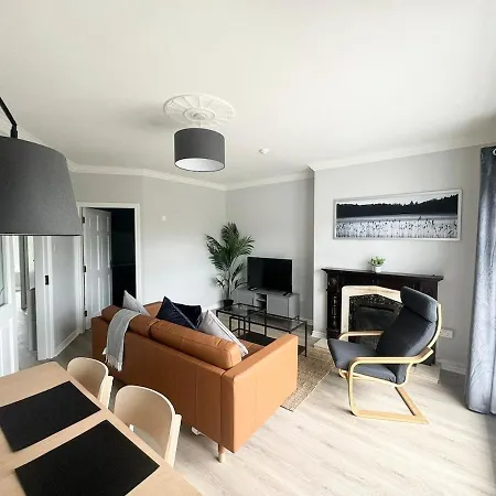 Modern And Accessible 1 - Sleeps 8 *