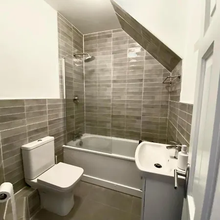 Modern And Accessible 1 - Sleeps 8 Galway